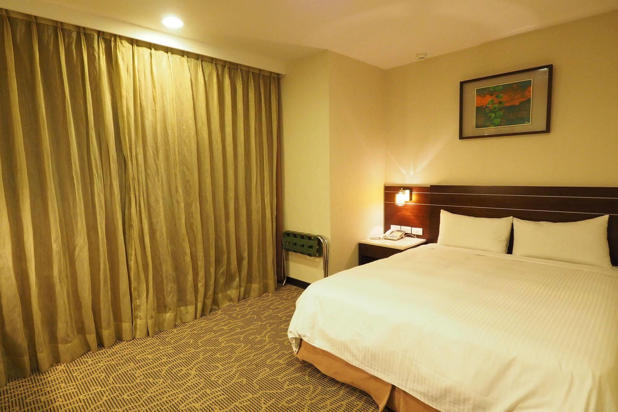Young Soarlan Hotel - Tainan Exterior foto