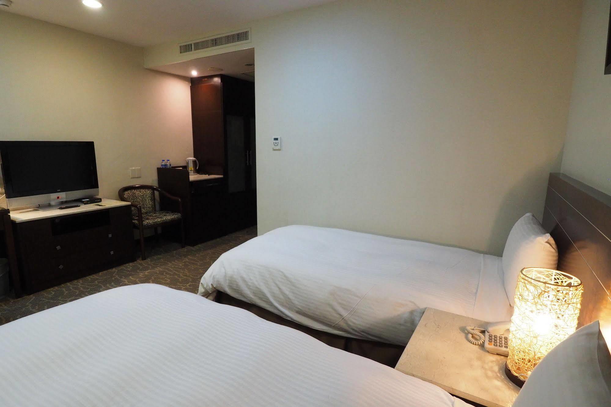 Young Soarlan Hotel - Tainan Exterior foto